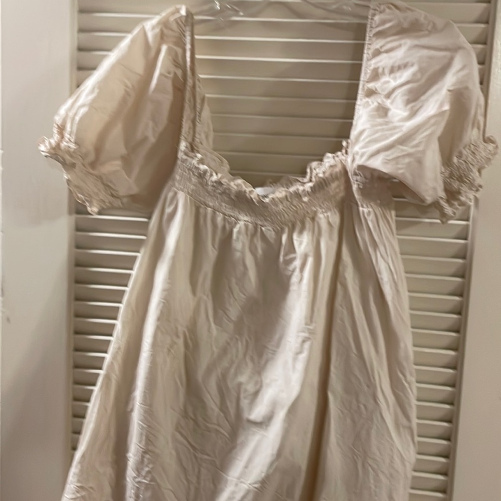 Super cute off white puff sleeve dress from Vici. Sz. L